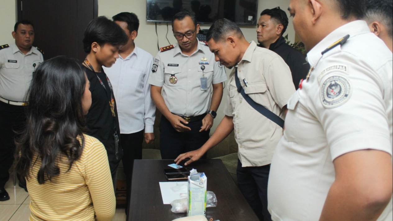 Petugas Rutan Surabaya Gagalkan Penyelundupan Sabu dalam Kotak Susu
            - galeri foto