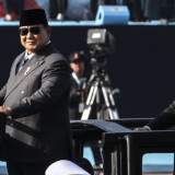 Presiden Prabowo Bersama Kapolri Cek Pasukan Defile Saat Upacara HUT Bhayangkara ke-80