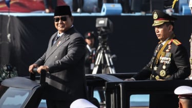 Presiden Prabowo Bersama Kapolri Cek Pasukan Defile Saat Upacara HUT Bhayangkara ke-80