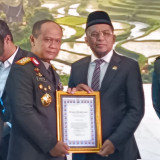 Anggota DPR R Fraksi PAN Arisal Aziz Raih Penghargaan Kampung Anti Narkoba dari Polda Sumbar