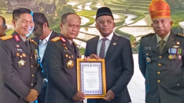 Anggota DPR R Fraksi PAN Arisal Aziz Raih Penghargaan Kampung Anti Narkoba dari Polda Sumbar