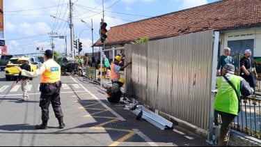 KAI Daop 6 Tertibkan Sejumlah Kios dan PKL Liar di Sisi Selatan Stasiun Yogyakarta