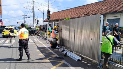 KAI Daop 6 Tertibkan Sejumlah Kios dan PKL Liar di Sisi Selatan Stasiun Yogyakarta