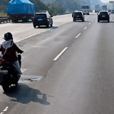 Ras Terkuat di Bumi! Viral Emak-emak Nekat Nyetir Motor Masuk Tol Jakarta-Cikampek, Efek Salah Baca Maps?