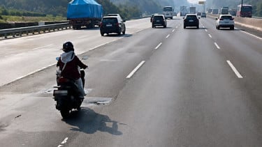 Ras Terkuat di Bumi! Viral Emak-emak Nekat Nyetir Motor Masuk Tol Jakarta-Cikampek, Efek Salah Baca Maps?