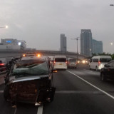 Mobil Alphard di Tol Dalam Kota Tabrak Truk Trailer Gegara Asap Ngebul, Polisi: Pengemudi Truk Kabur