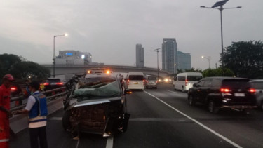 Mobil Alphard di Tol Dalam Kota Tabrak Truk Trailer Gegara Asap Ngebul, Polisi: Pengemudi Truk Kabur