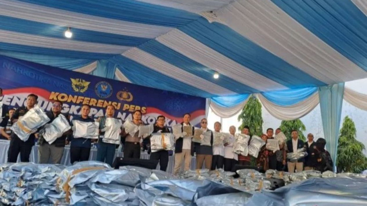 BNN Gagalkan Penyelundupan 3,37 Ton Kuncup Bunga Cannabinoid asal Thailand, Pelaku Samarkan Barang sebagai Produk Lateks
            - galeri foto