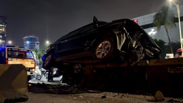 Lensa Berbicara: Mobil Tabrak Pembatas Jalur Transjakarta di Jakarta Barat