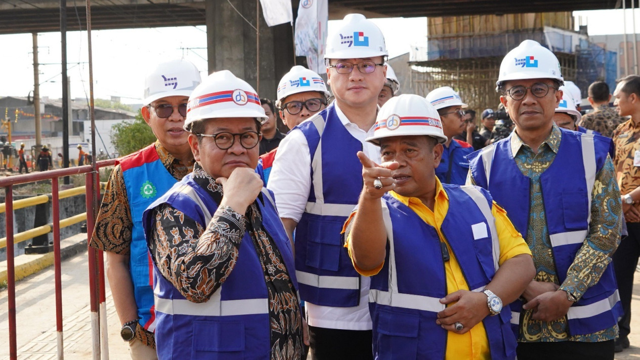 Kenneth Sebut Pembangunan Flyover Latumenten Upaya Tekan Kemacetan di Grogol Petamburan
            - galeri foto