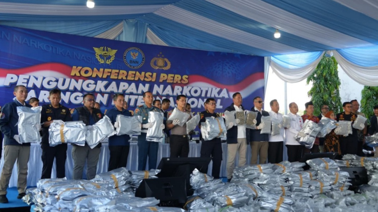 Pengungkapan 3,37 Ton Ganja Jadi Kado Besar HANI dan HUT Bhayangkara ke-80 untuk Indonesia
            - galeri foto