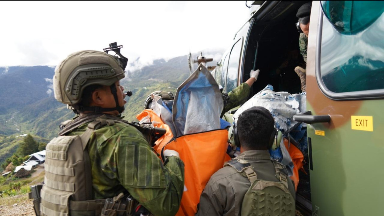 Koops TNI Habema Evakuasi Jenazah Pilot Pesawat AMA PK-RCY, Pelaku Penembakan Masih Diburu
            - galeri foto