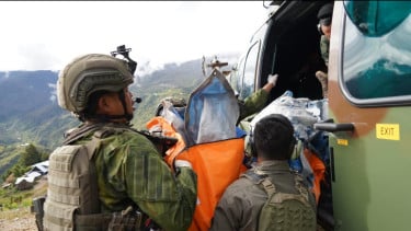 Koops TNI Habema Evakuasi Jenazah Pilot Pesawat AMA PK-RCY, Pelaku Penembakan Masih Diburu
