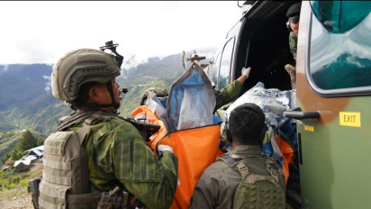 Koops TNI Habema Evakuasi Jenazah Pilot Pesawat AMA PK-RCY, Pelaku Penembakan Masih Diburu