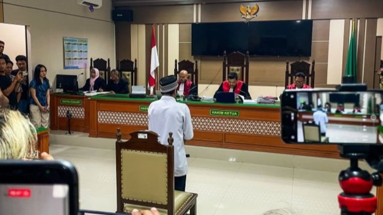 Pembunuh Satu Keluarga di Indramayu Divonis Penjara Seumur Hidup, Hakim Sebut Kejahatan Luar Biasa
            - galeri foto