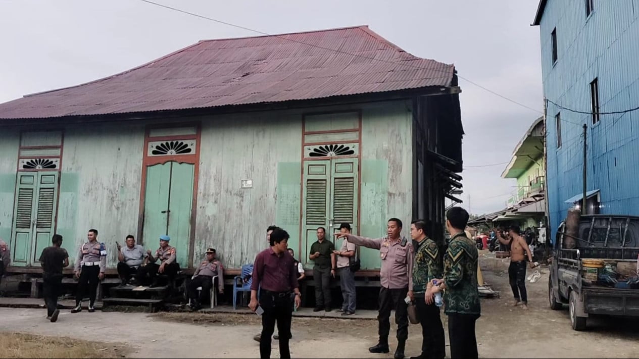 Eksekusi PN Sambas, Objek Sengketa Rumah Beserta Tanah Berhasil Dieksekusi
            - galeri foto