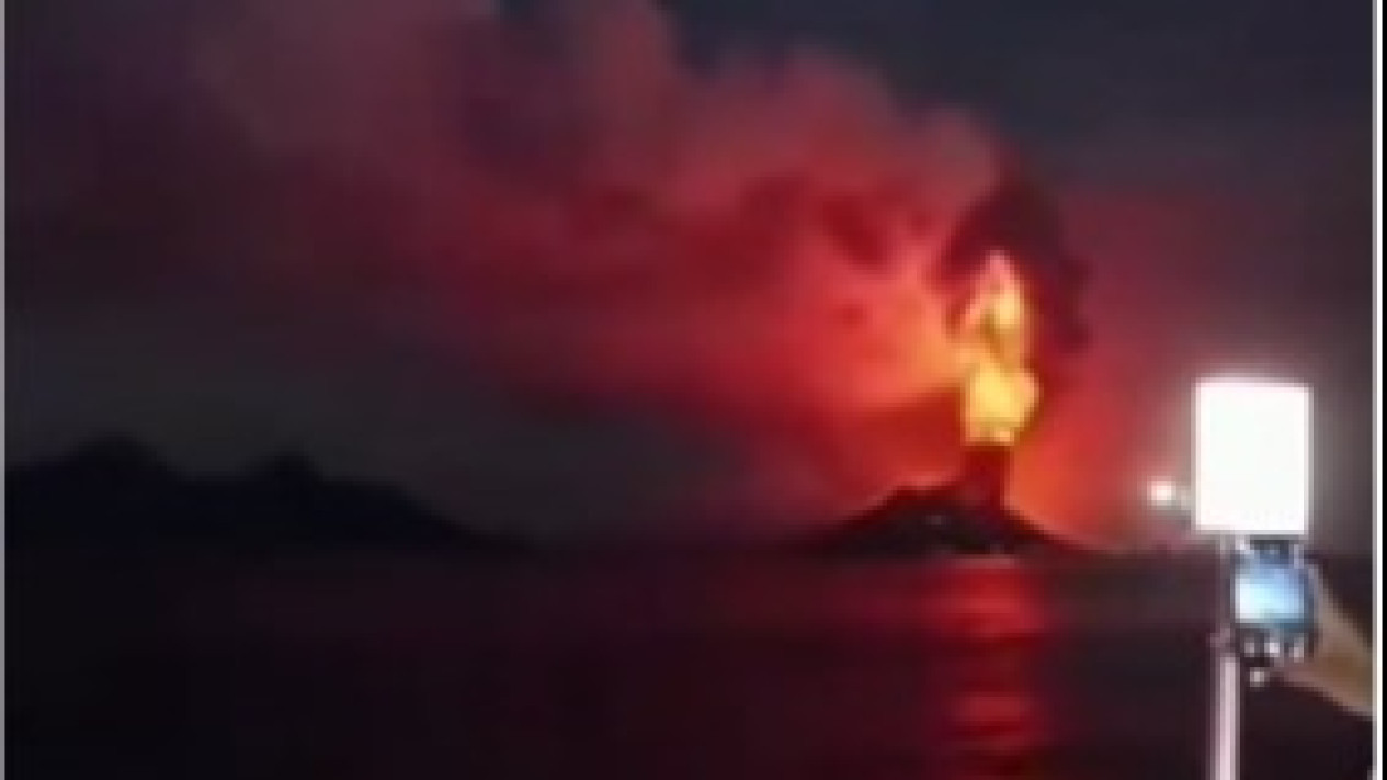 Gunung Anak Krakatau Berstatus Siaga, Kapal-kapal Diminta Tak Mendekati Kawasan
            - galeri foto