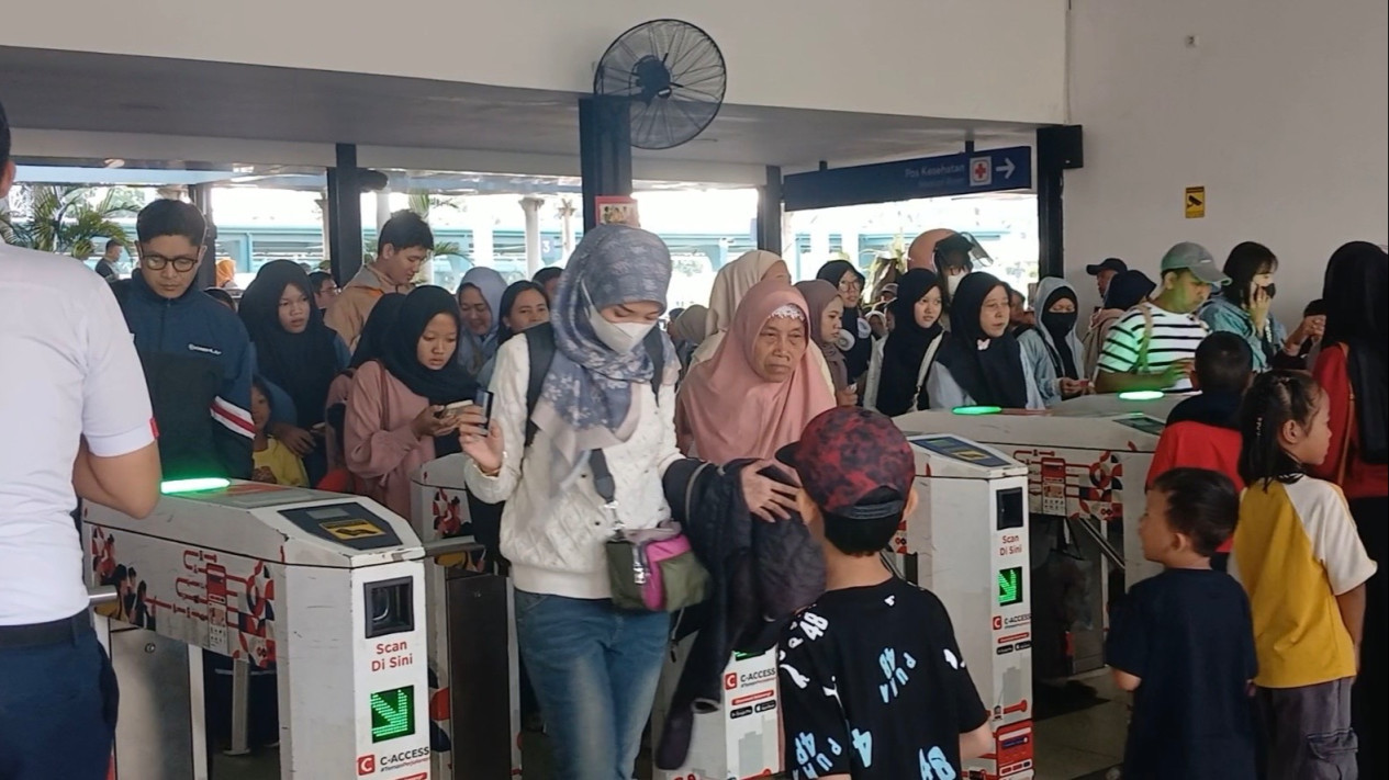 Libur Sekolah dan Akhir Pekan, Penumpang KRL Membludak di Stasiun Yogyakarta
            - galeri foto
