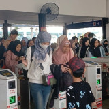Libur Sekolah dan Akhir Pekan, Penumpang KRL Membludak di Stasiun Yogyakarta