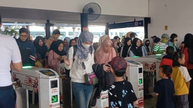Libur Sekolah dan Akhir Pekan, Penumpang KRL Membludak di Stasiun Yogyakarta