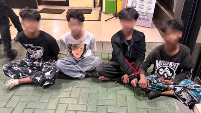 4 Remaja Ditangkap Diduga Hendak Tawuran di Cengkareng, Barang Bukti Celurit Hingga Petasan Disita Polisi