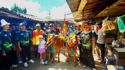 Ribuan Warga Padati Lomba Kerapan Sapi HUT Ke-60 Korem 084/Bhaskara Jaya di Sumenep