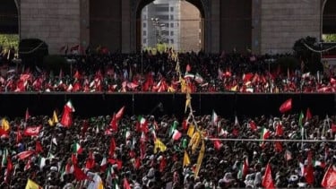 Lautan Manusia Padati Teheran, Salat Jenazah Ali Khamenei Digelar Akbar