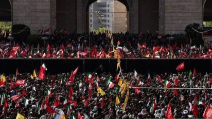 Lautan Manusia Padati Teheran, Salat Jenazah Ali Khamenei Digelar Akbar