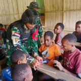 Atasi Keterbatasan Sekolah 3T, Satgas Pamtas 511/DY Kreatif Ajar Anak Papua Pakai Barang Bekas
