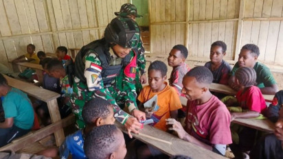 Atasi Keterbatasan Sekolah 3T, Satgas Pamtas 511/DY Kreatif Ajar Anak Papua Pakai Barang Bekas