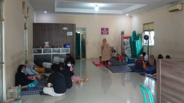 Puluhan Warga Terdampak Kebakaran TPA Jatiwaringin Memilih Bertahan di Pengungsian