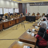 Puluhan Orang Tua Mahasiswa Penerima Beasiswa CSR Geruduk Kantor Bupati Pati, Tuntut Kelanjutan Beasiswa