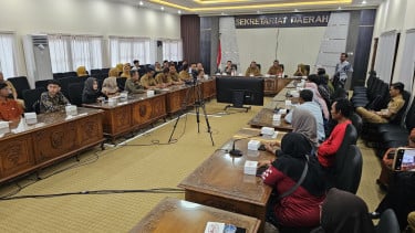 Puluhan Orang Tua Mahasiswa Penerima Beasiswa CSR Geruduk Kantor Bupati Pati, Tuntut Kelanjutan Beasiswa