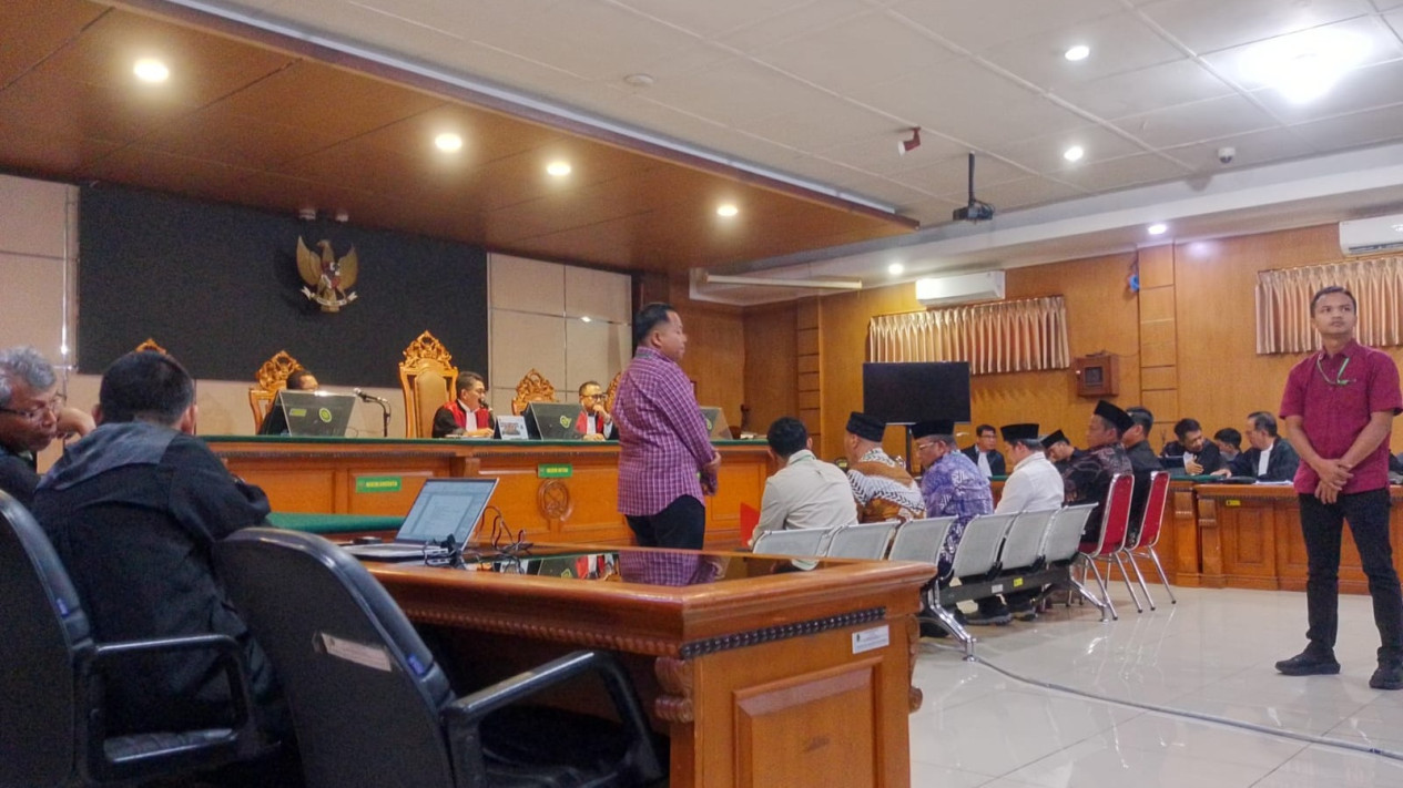 Jaksa Cecar Saksi Soal Uang Rp200 Juta dalam Sidang Korupsi Bupati Bekasi Nonaktif, Suheri: Itu Hasil Jual Tanah!
            - galeri foto