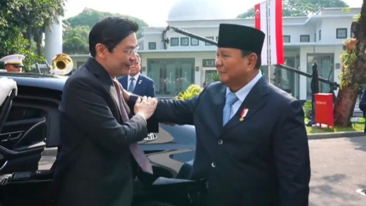 Momen Akrab Presiden Prabowo Lepas Kepulangan PM Singapura Lawrence Wong Usai Leaders' Retreat di Istana
            - galeri foto