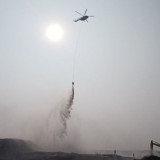 Total 4 Helikopter Water Bombing Diterjunkan dalam Pemadaman Api di TPA Jatiwaringin