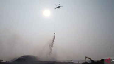 Total 4 Helikopter Water Bombing Diterjunkan dalam Pemadaman Api di TPA Jatiwaringin