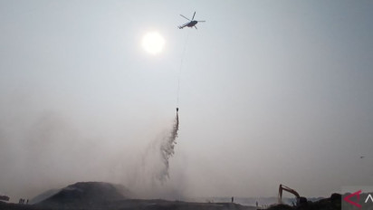 Total 4 Helikopter Water Bombing Diterjunkan dalam Pemadaman Api di TPA Jatiwaringin