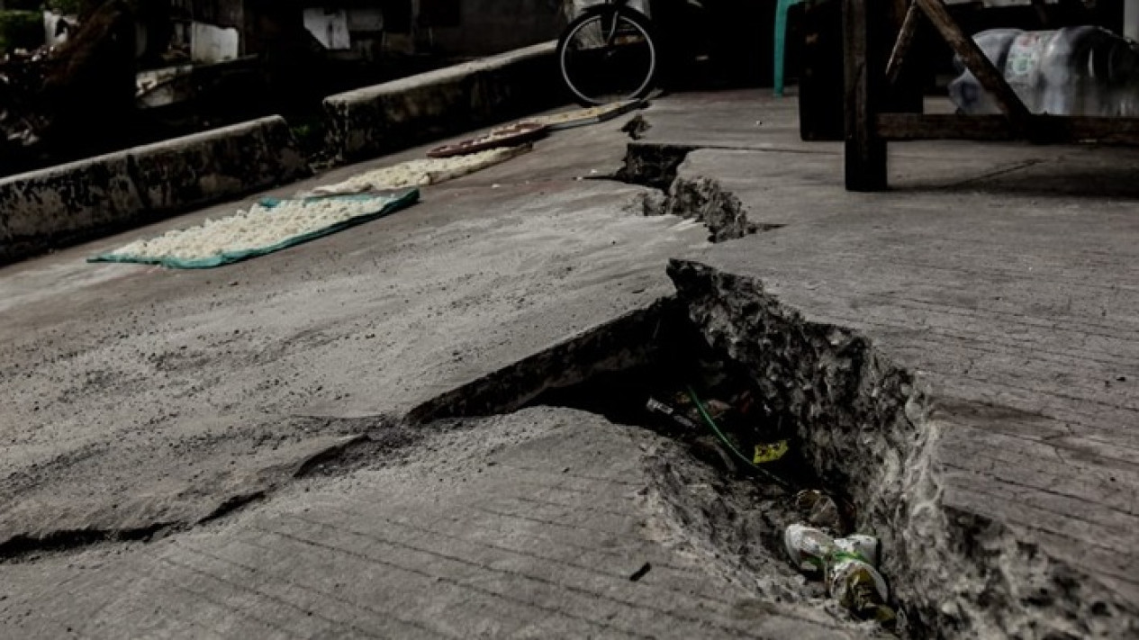 Lensa Berbicara: Jalan Amblas di Pulogadung Jakarta Timur, Warga Khawatir Longsor Ancam Permukiman
            - galeri foto