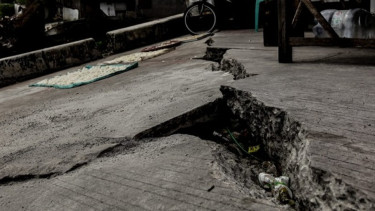 Lensa Berbicara: Jalan Amblas di Pulogadung Jakarta Timur, Warga Khawatir Longsor Ancam Permukiman