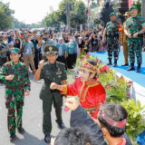 Gubernur Khofifah bersama Pangdam V/Brawijaya Lepas Karnaval Budaya di Alun-Alun Bangkalan