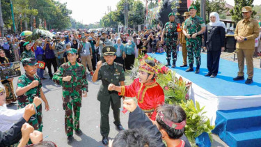 Gubernur Khofifah bersama Pangdam V/Brawijaya Lepas Karnaval Budaya di Alun-Alun Bangkalan