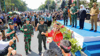 Gubernur Khofifah bersama Pangdam V/Brawijaya Lepas Karnaval Budaya di Alun-Alun Bangkalan
