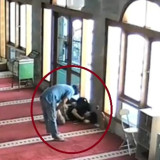 Beraksi di Waktu Dhuha, Detik-Detik Pria Curi Ponsel Jemaah yang Tidur di Masjid Duren Sawit Terekam CCTV