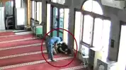 Beraksi di Waktu Dhuha, Detik-Detik Pria Curi Ponsel Jemaah yang Tidur di Masjid Duren Sawit Terekam CCTV