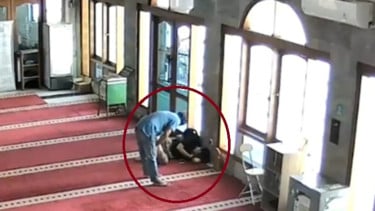 Beraksi di Waktu Dhuha, Detik-Detik Pria Curi Ponsel Jemaah yang Tidur di Masjid Duren Sawit Terekam CCTV