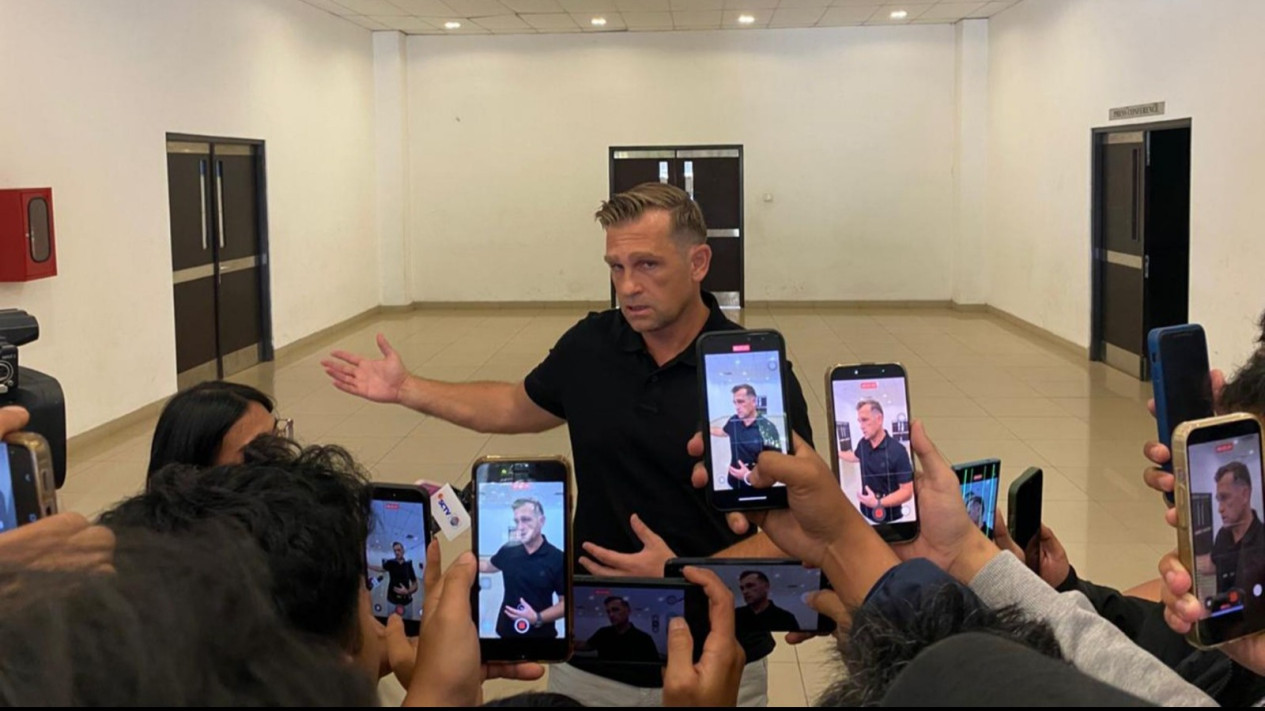 Respons Elegan Pelatih Baru Persib Usai 11 Nama Gabung Skuad Provisional Timnas Indonesia di Tengah Persiapan 5 Kompetisi yang Diikuti Maung Bandung
            - galeri foto