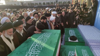 Khusyuk, Jutaan Pelayat Shalat Jenazah di Masjid Jamkaran untuk Ali Khamenei