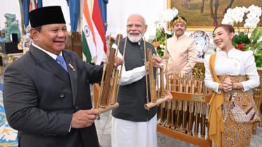 Prabowo Hadiahi PM Modi Satu Set Angklung, "Kuch Kuch Hota Hai" Menggema di Istana Merdeka