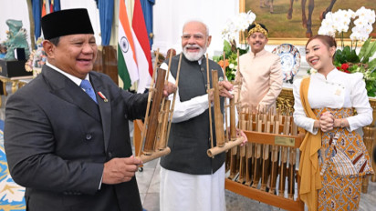 Prabowo Hadiahi PM Modi Satu Set Angklung, "Kuch Kuch Hota Hai" Menggema di Istana Merdeka